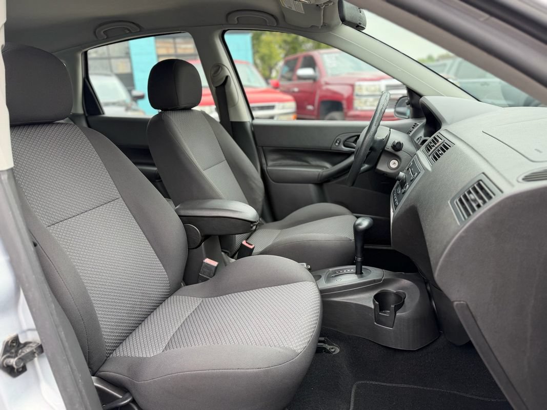 Used 2006 Ford Focus ZX5 Hatchback FWD image 9