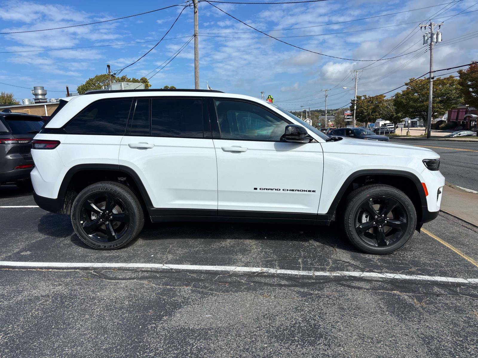 New 2025 Jeep Grand Cherokee Altitude image 2