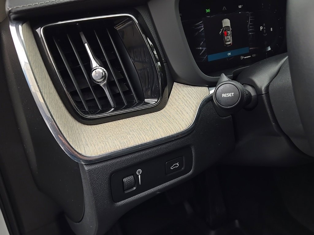 Certified 2022 Volvo XC60 B5 Inscription w/ Advanced Package image 14