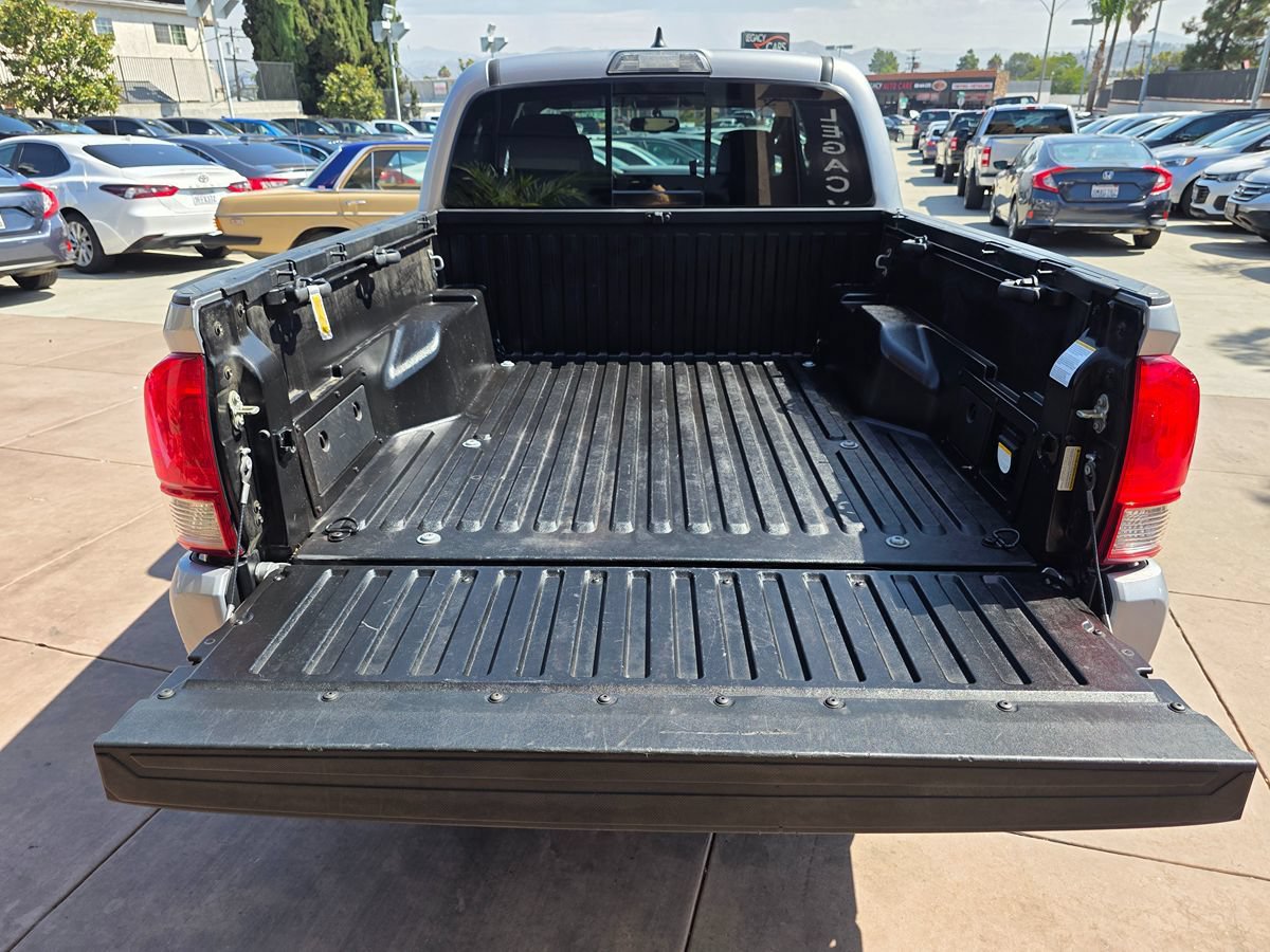 Used 2017 Toyota Tacoma TRD Sport w/ Tow Package (A/T) AWD/4WD image 18