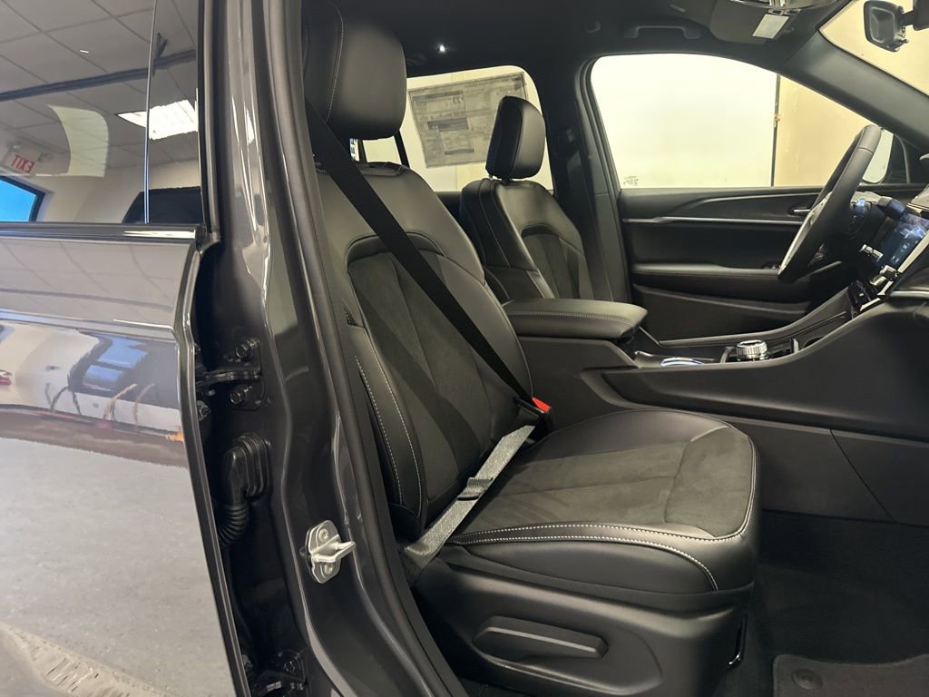 New 2026 Jeep Grand Cherokee Altitude AWD/4WD image 40
