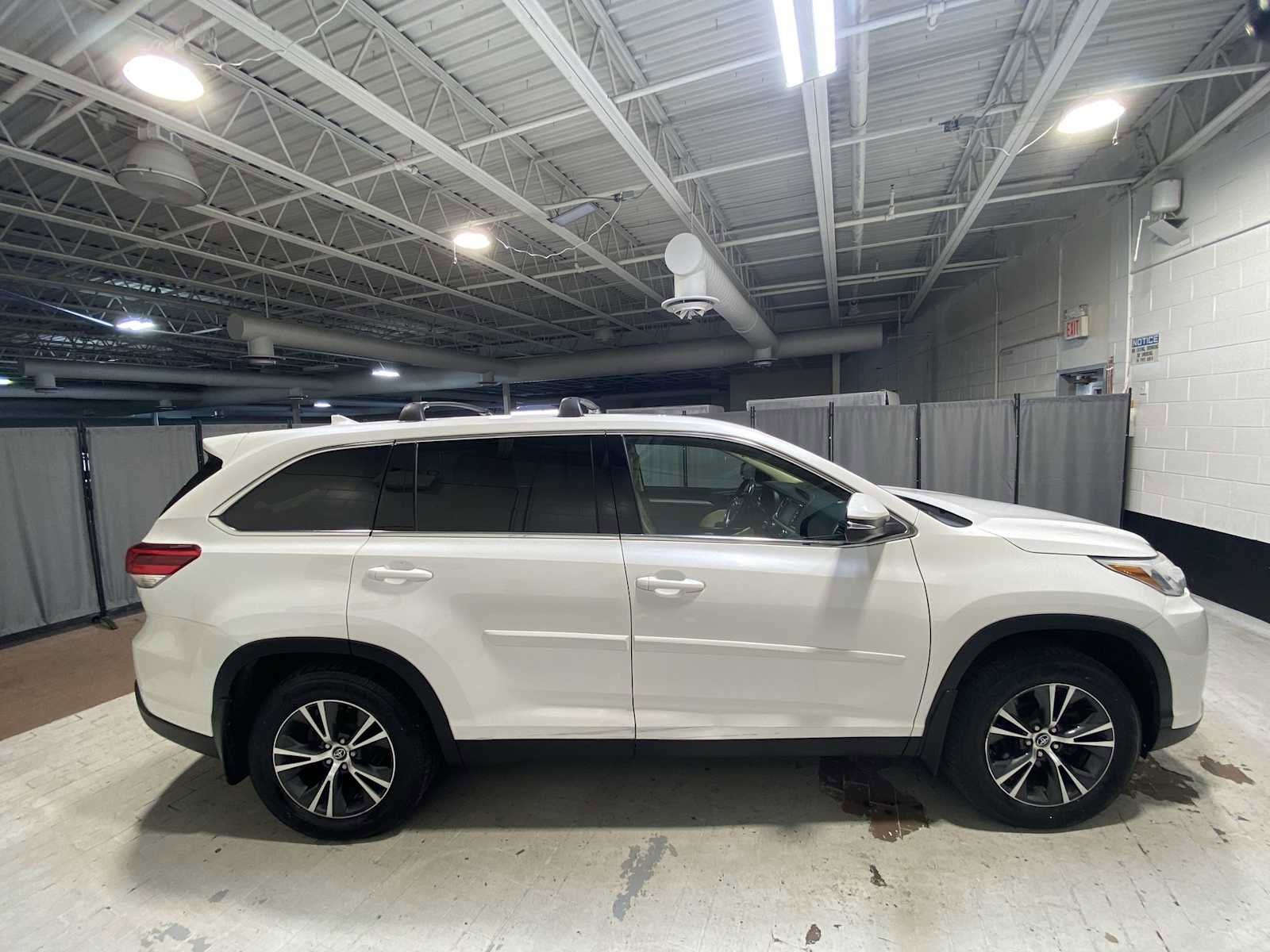 Used 2019 Toyota Highlander Plus AWD/4WD image 27