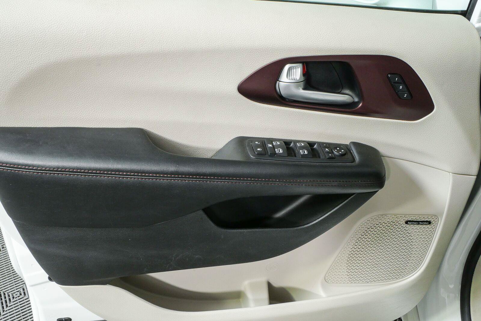 Used 2017 Chrysler Pacifica Limited FWD image 6
