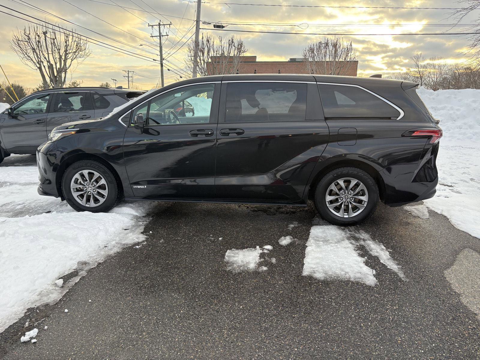 Used 2021 Toyota Sienna LE image 4