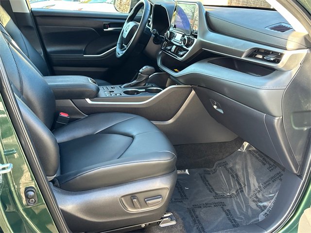 Certified 2025 Toyota Highlander XLE image 12