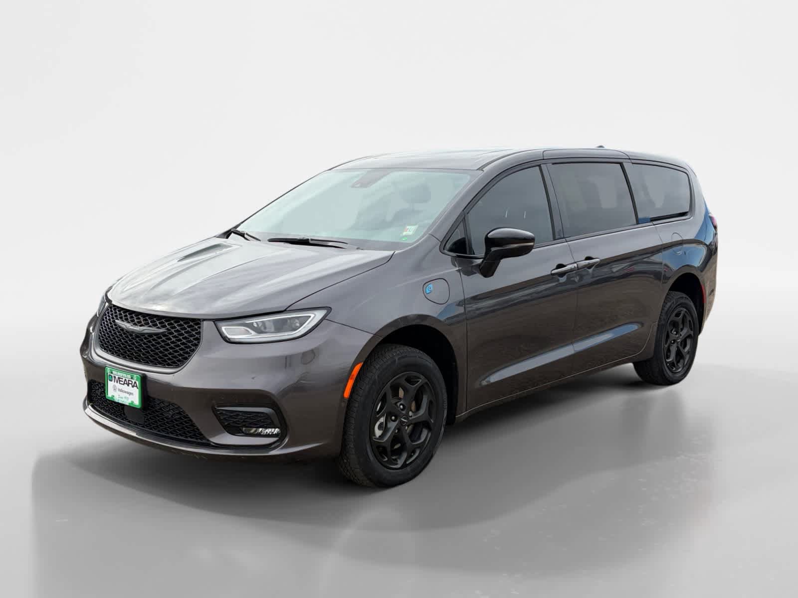 Used 2023 Chrysler Pacifica Limited w/ Uconnect Theater Family Group