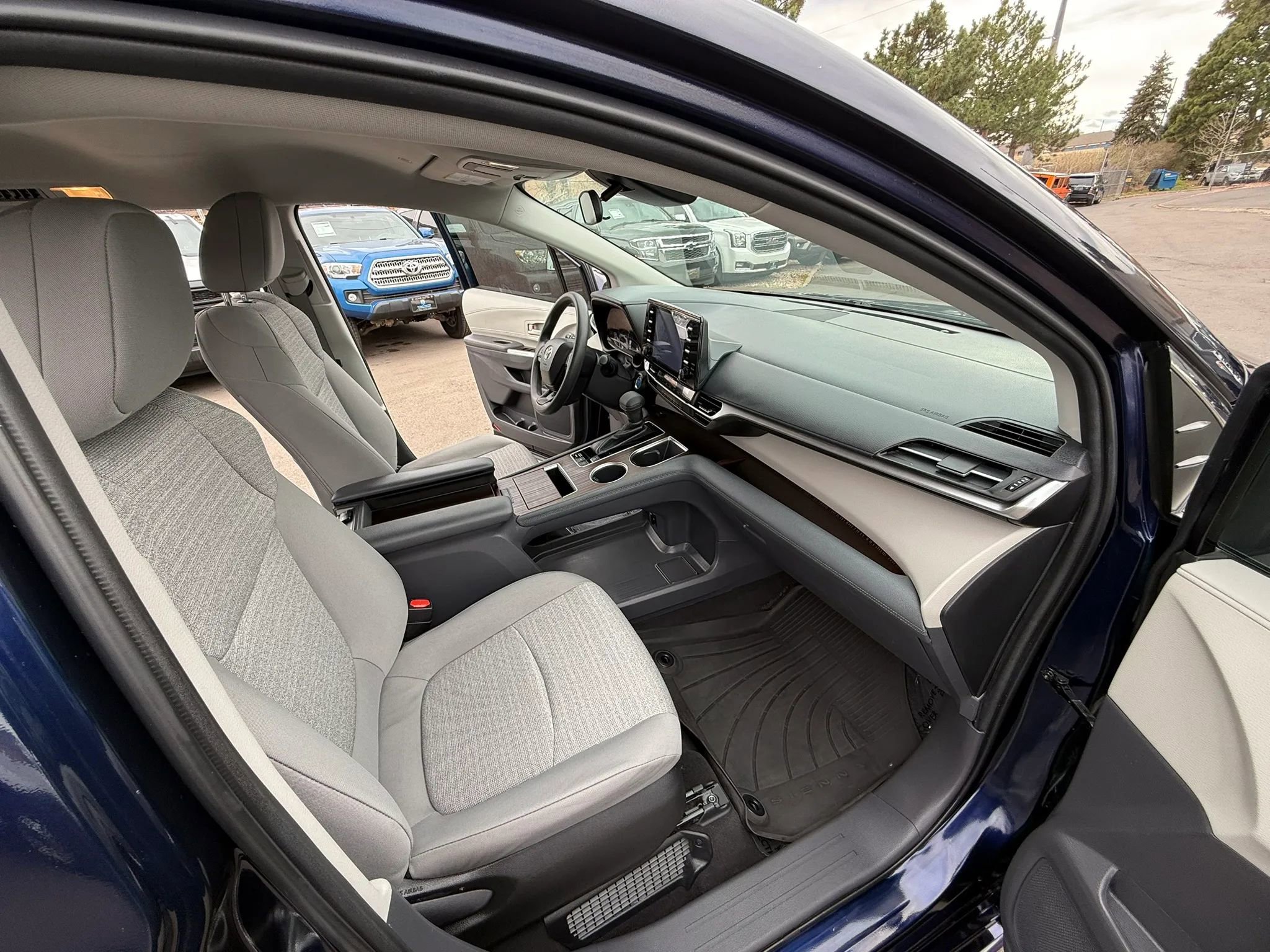 Used 2022 Toyota Sienna LE image 35