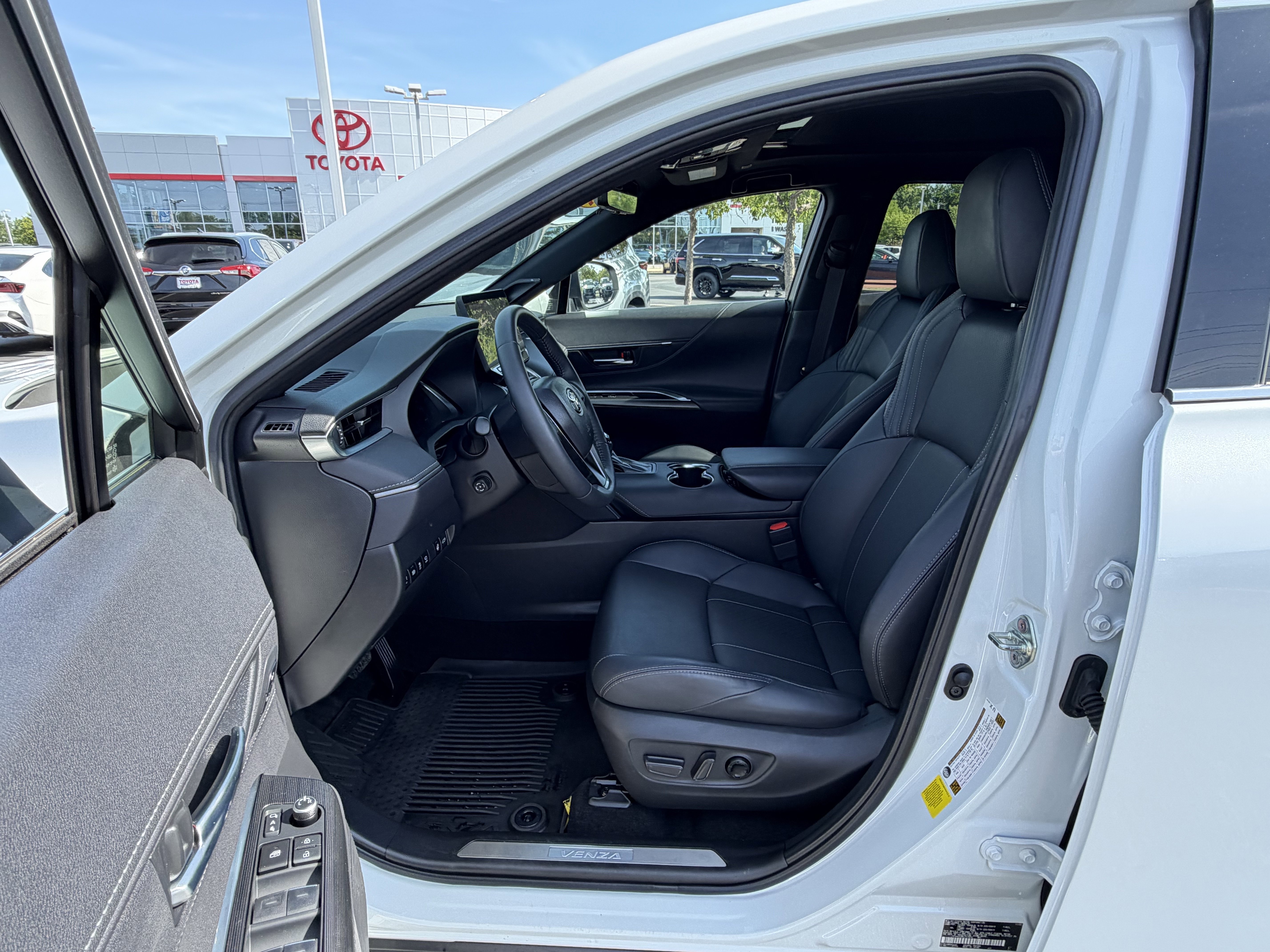 Used 2024 Toyota Venza Limited AWD/4WD image 14