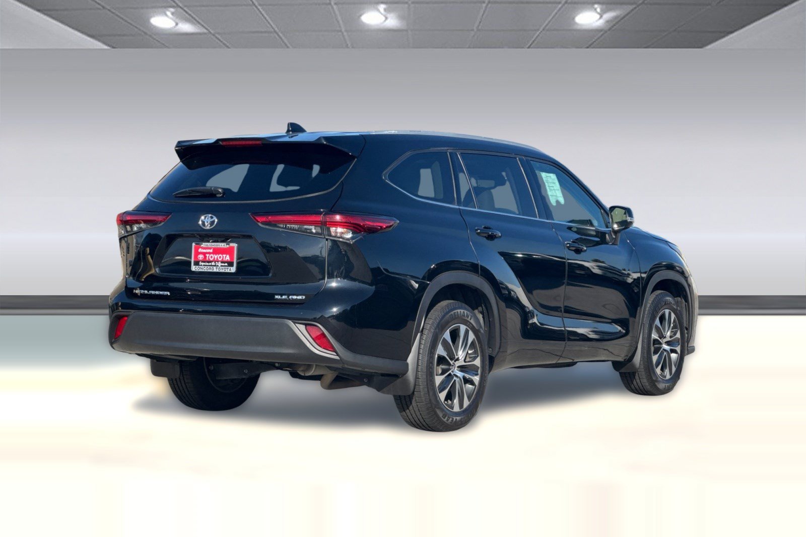 Used 2022 Toyota Highlander XLE AWD/4WD image 9