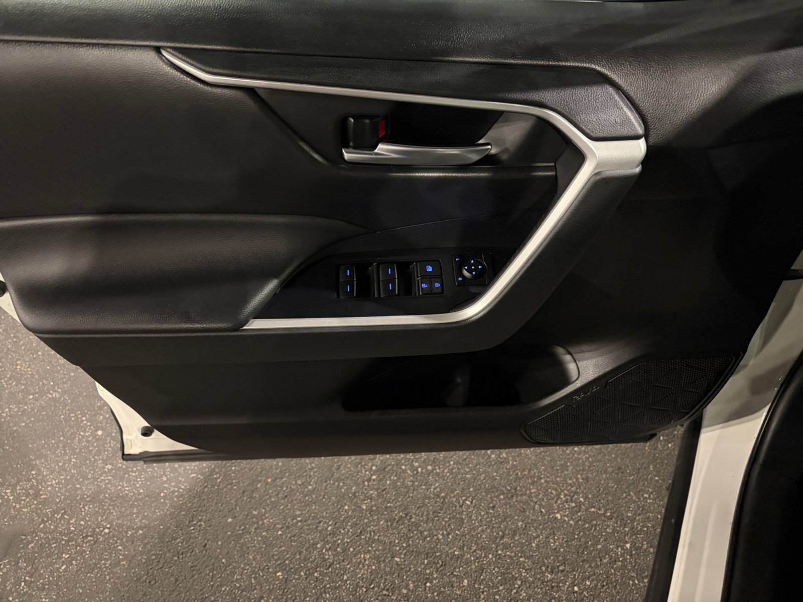 Used 2022 Toyota RAV4 XLE AWD/4WD image 10