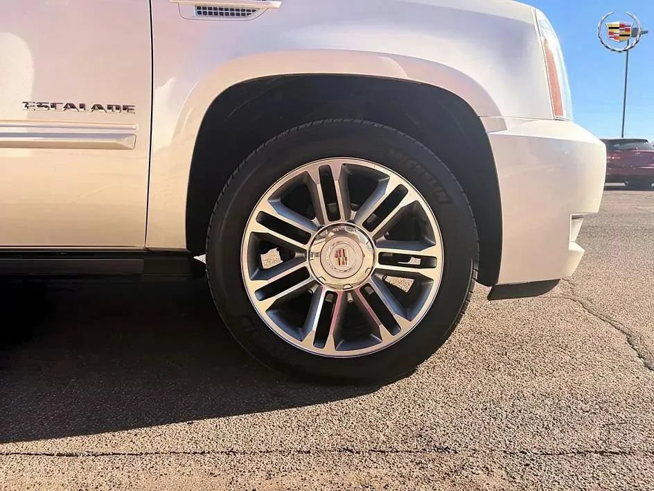 Used 2013 Cadillac Escalade Premium RWD image 21