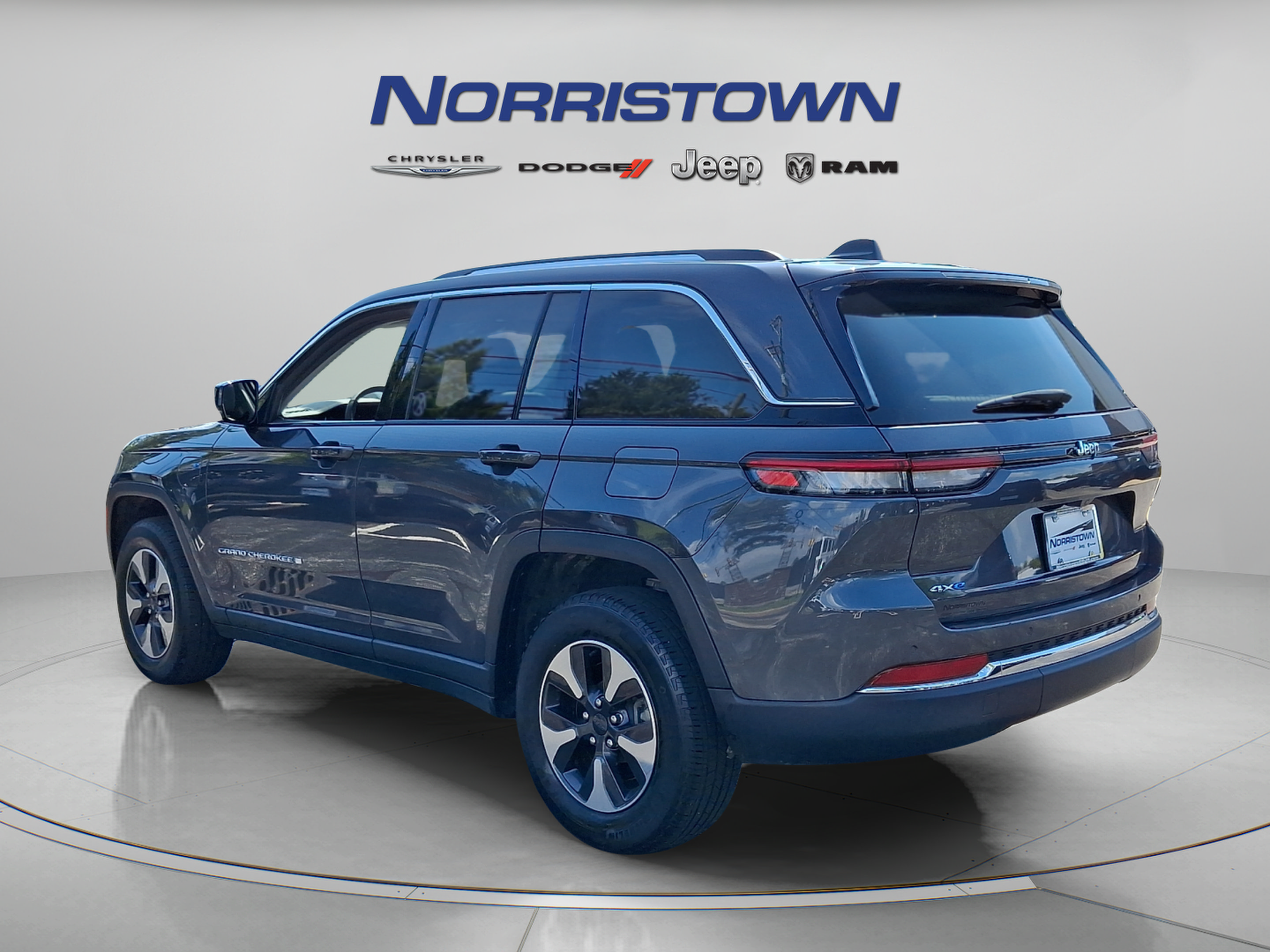Used 2023 Jeep Grand Cherokee 4WD 4xe image 4