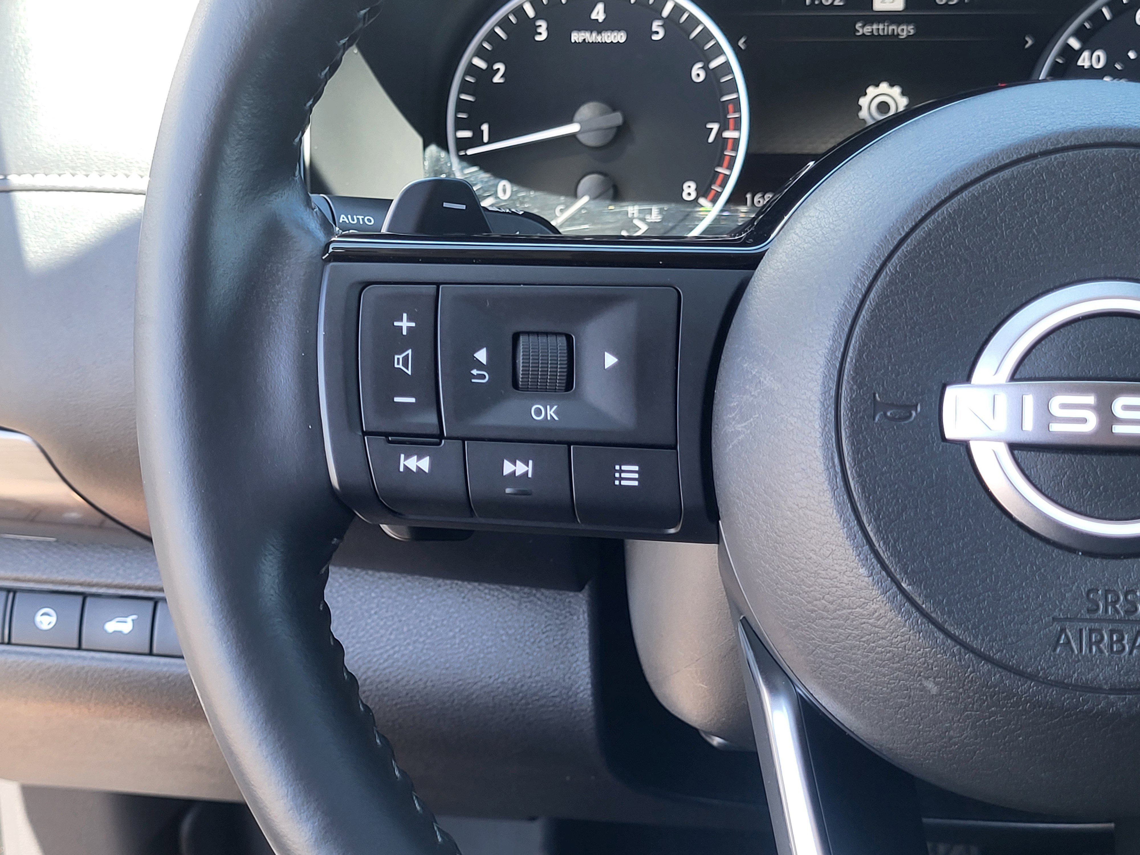 Used 2024 Nissan Pathfinder SL w/ Black Appearance Package AWD/4WD image 14