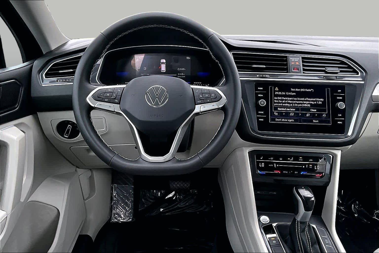 Used 2023 Volkswagen Tiguan SE w/ Panoramic Sunroof Package FWD image 6