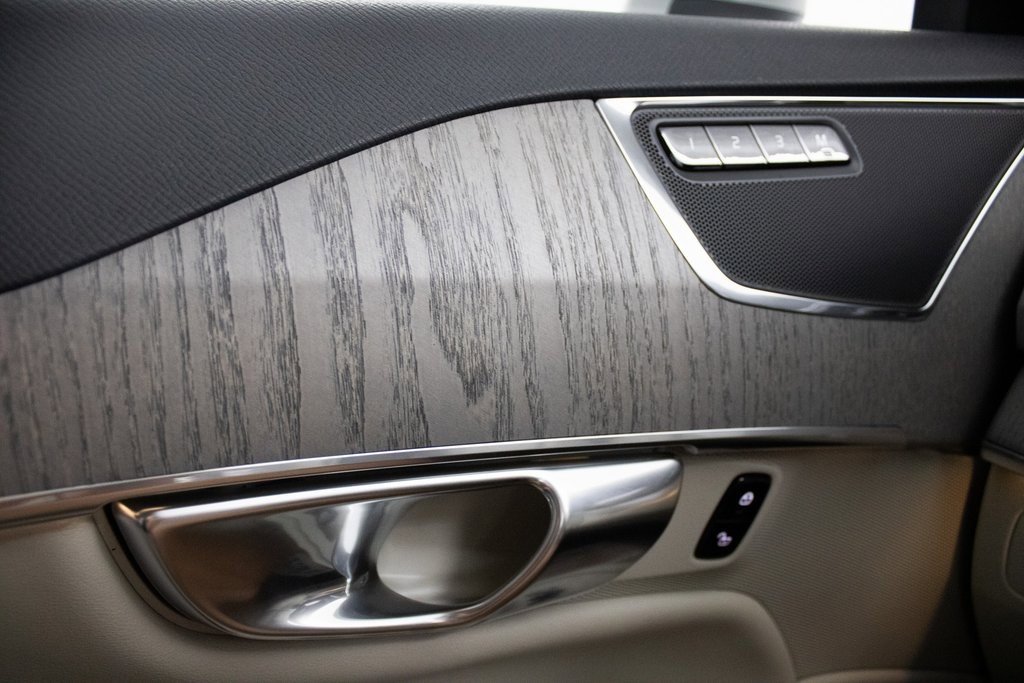 Certified 2025 Volvo XC90 T8 Plus w/ Protection Package Premier image 23