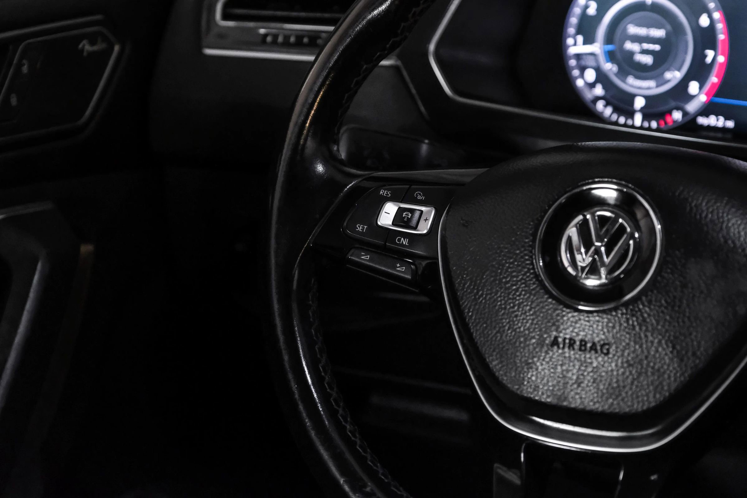 Used 2018 Volkswagen Tiguan SEL Premium image 19