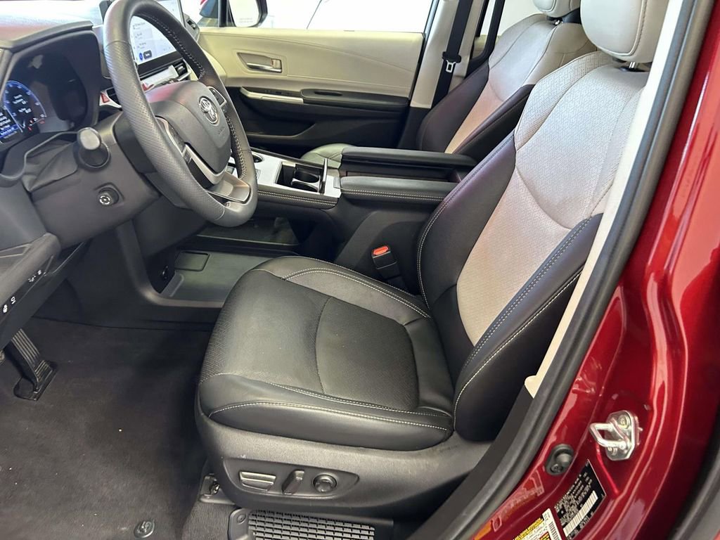 Used 2025 Toyota Sienna Platinum AWD/4WD image 19