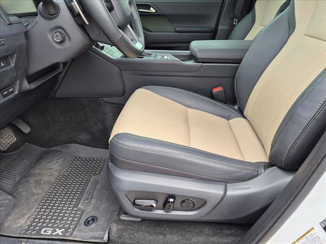 Used 2025 Lexus GX 550 AWD/4WD image 16