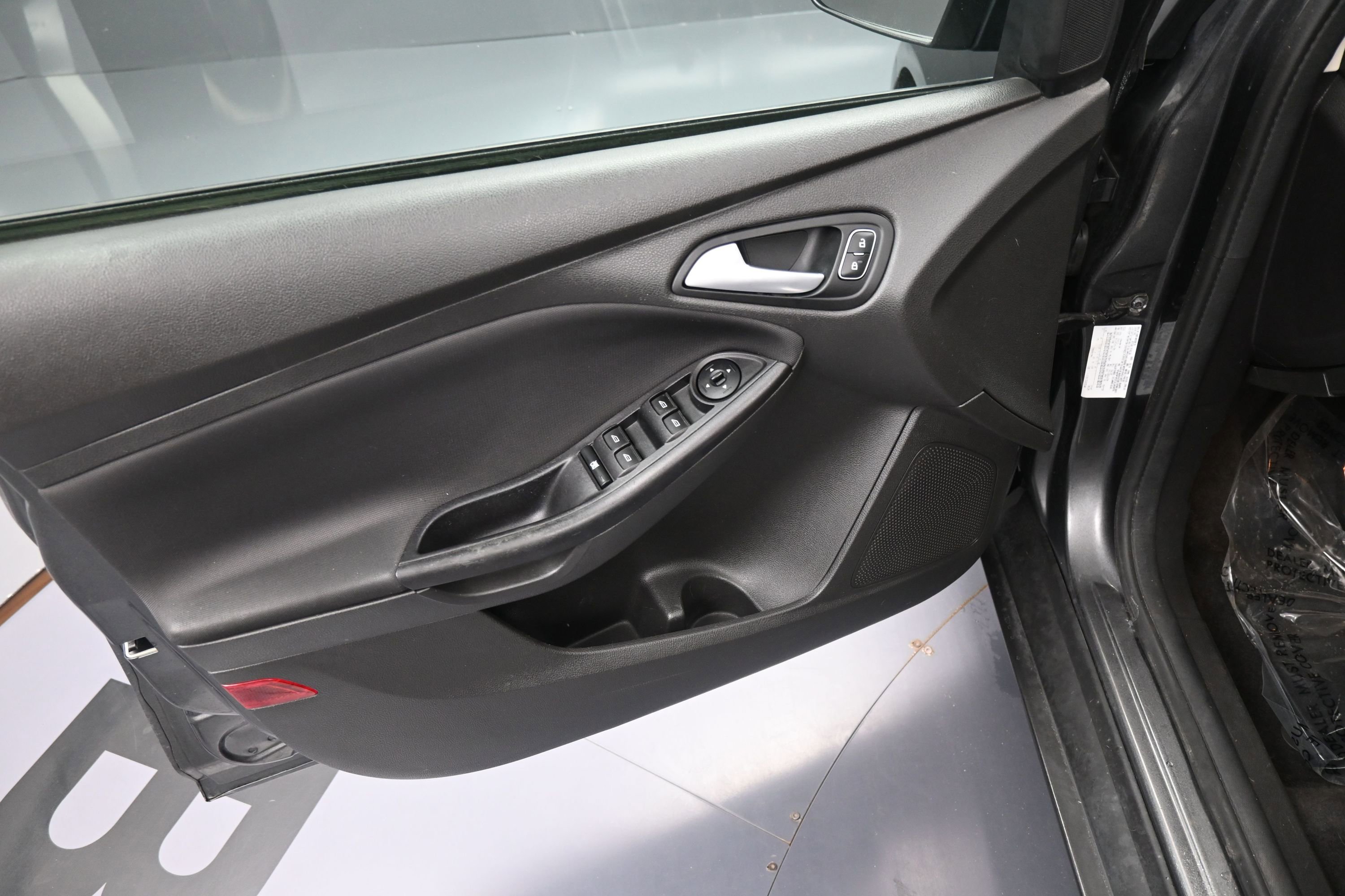 Used 2018 Ford Focus SE w/ Cold Weather Package FWD image 13
