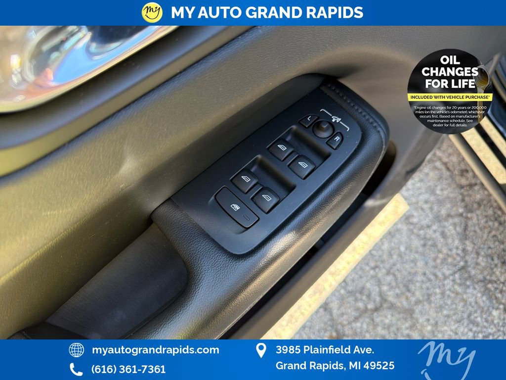 Used 2023 Volvo XC60 B5 Core AWD/4WD image 11