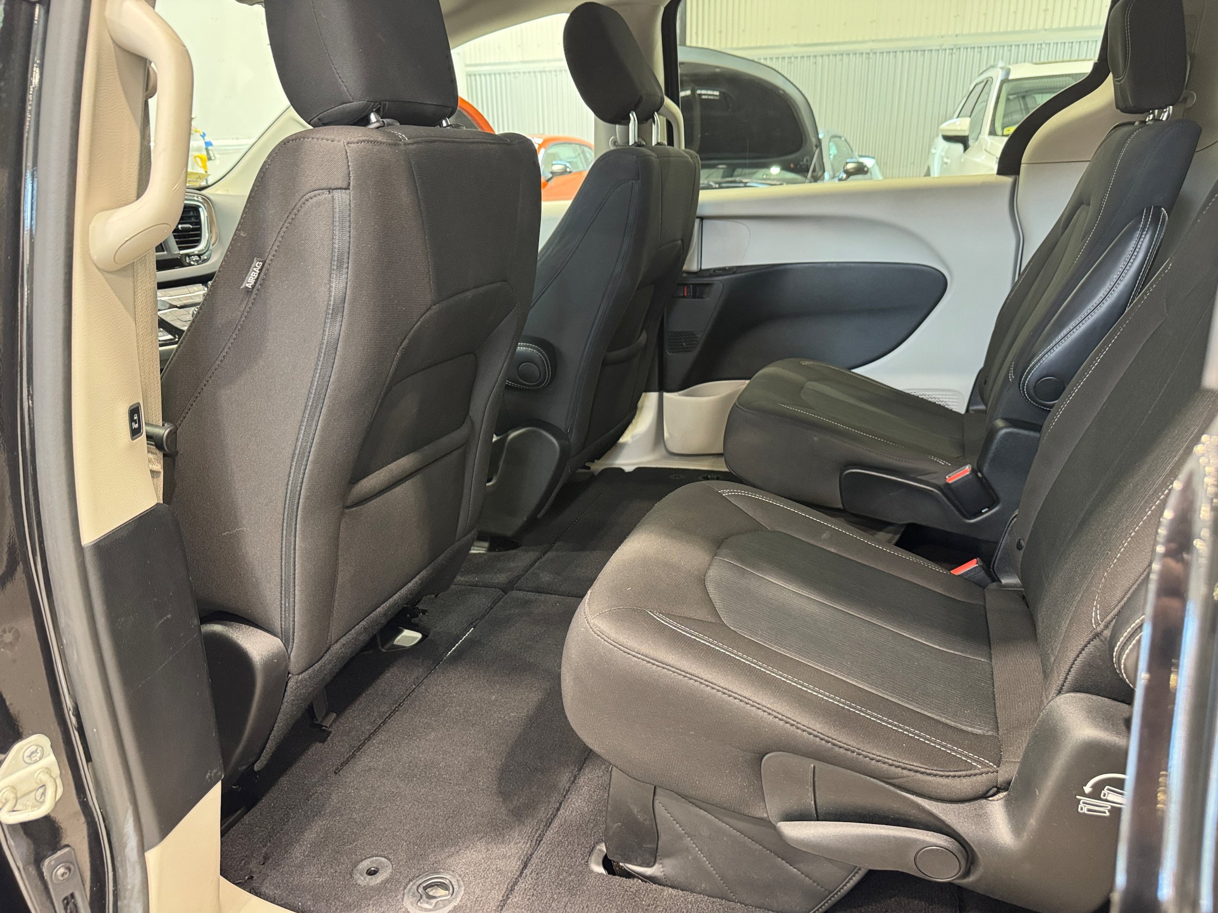 Used 2022 Chrysler Voyager LX FWD image 12