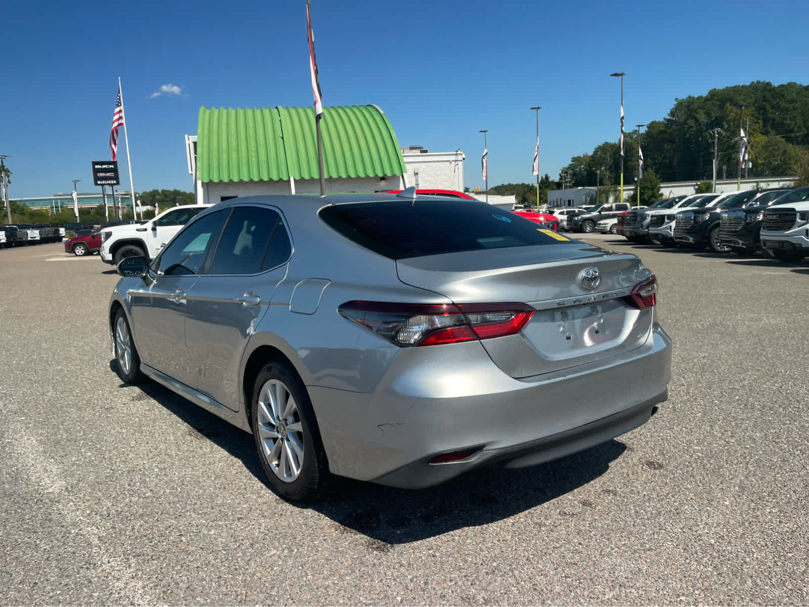 Used 2022 Toyota Camry LE FWD image 5
