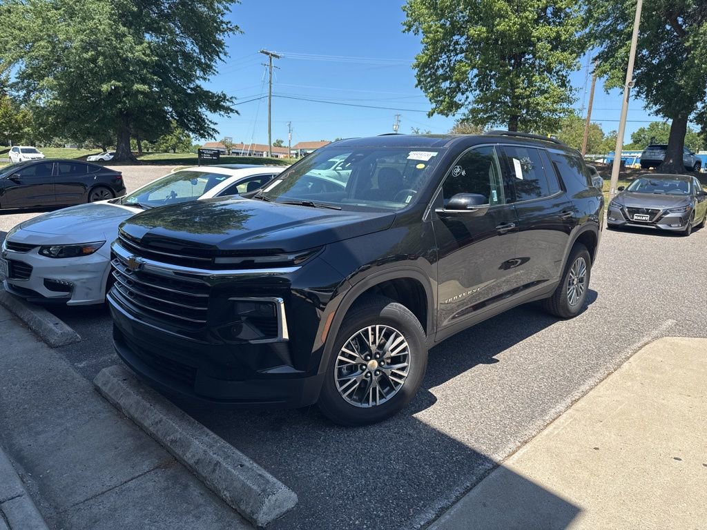 Used 2025 Chevrolet Traverse LT FWD image 1