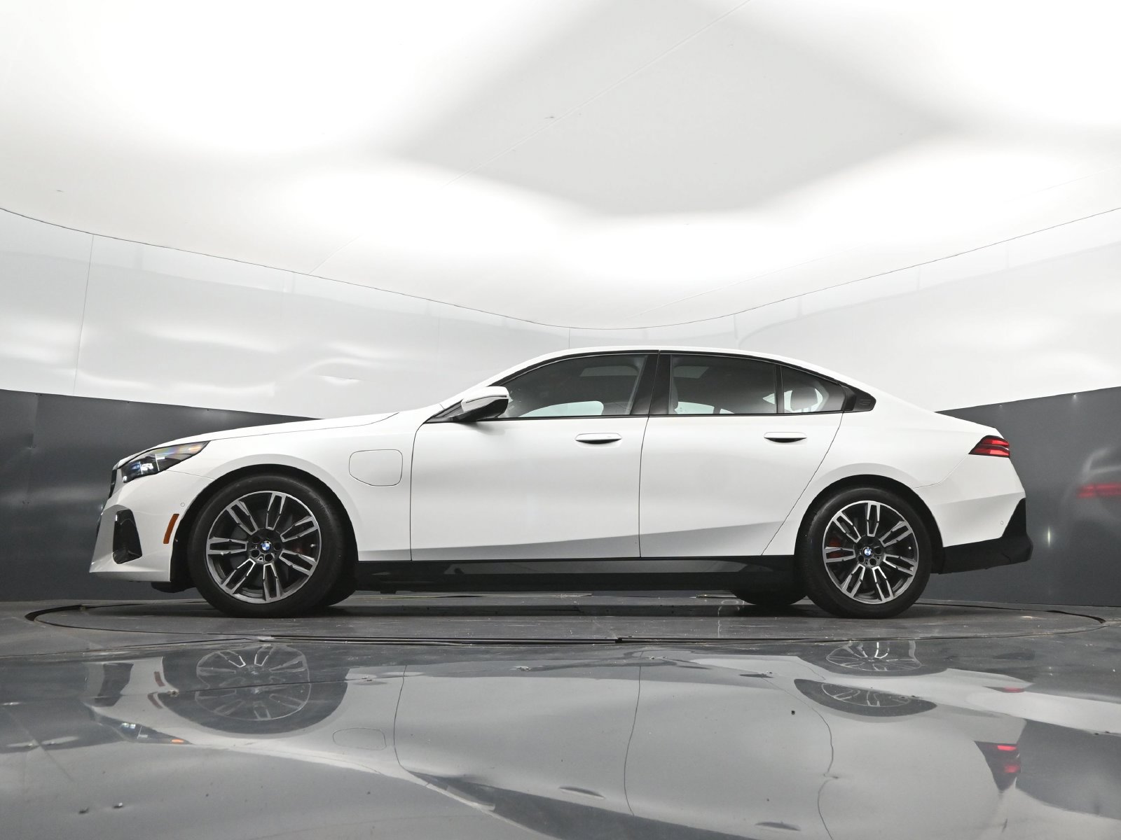 Used 2026 BMW 550e xDrive w/ Premium Package AWD/4WD image 41