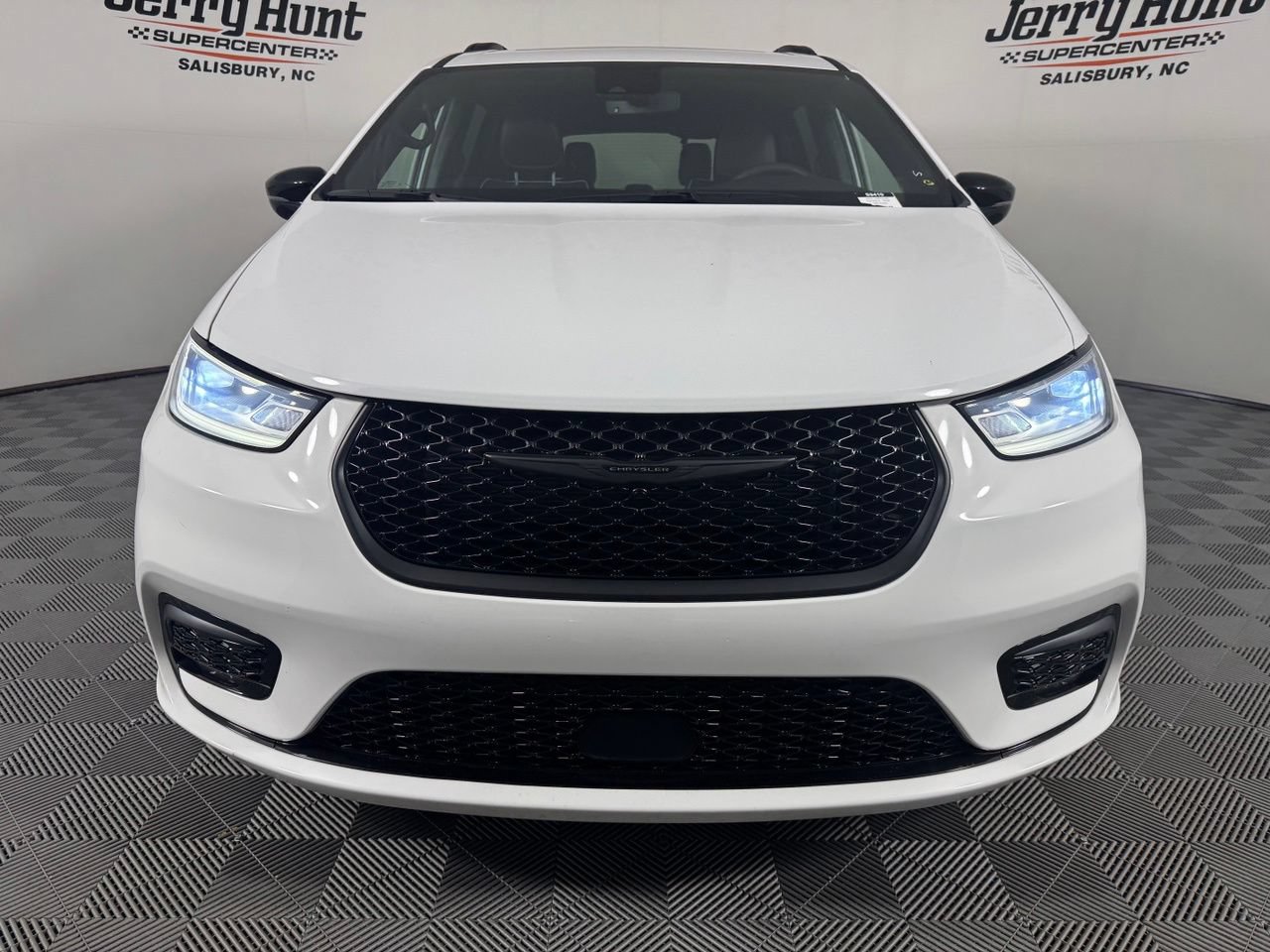 Used 2025 Chrysler Pacifica Limited FWD image 5