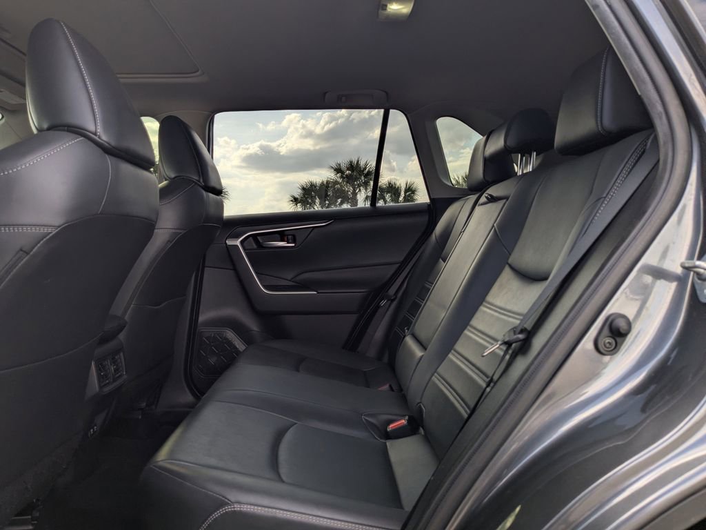 Used 2021 Toyota RAV4 XLE Premium image 17