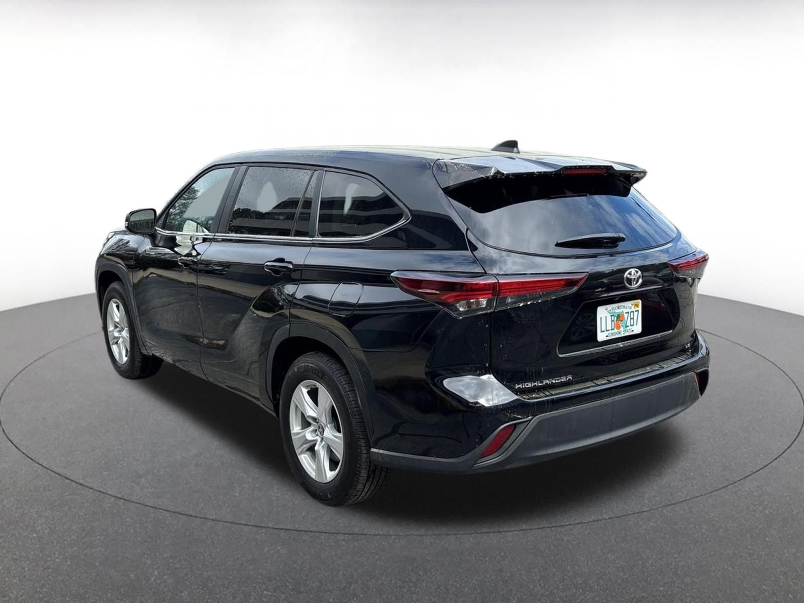 Used 2025 Toyota Highlander LE image 12
