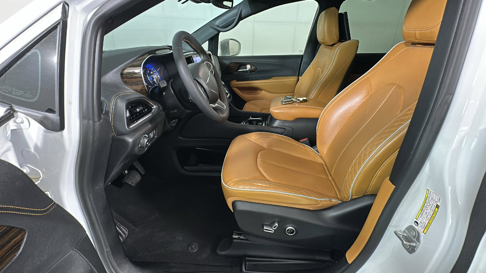 Used 2022 Chrysler Pacifica Pinnacle AWD/4WD image 12