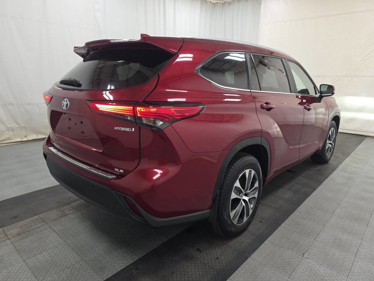 Used 2023 Toyota Highlander XLE image 4