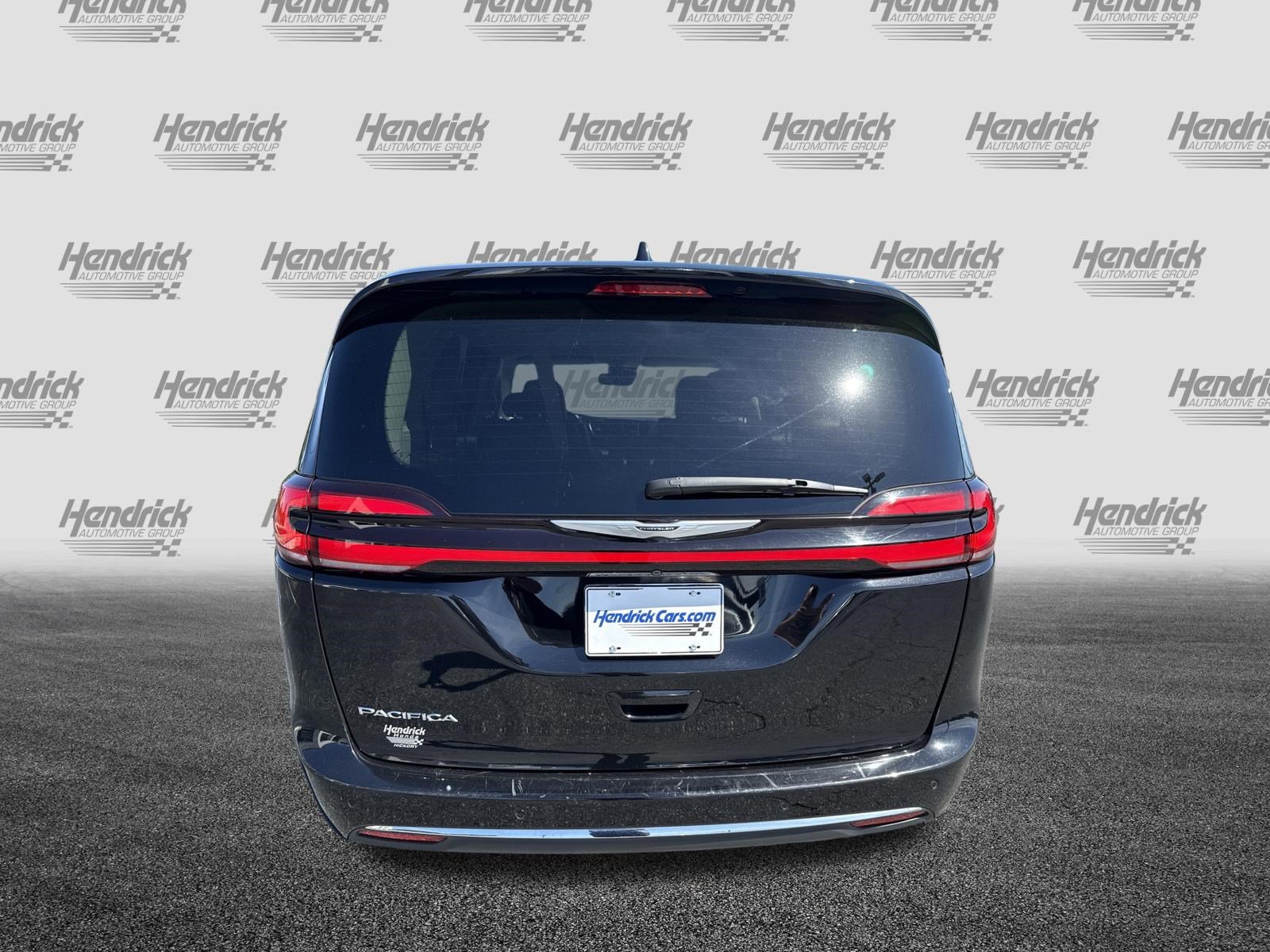 Used 2024 Chrysler Pacifica Touring-L FWD image 9