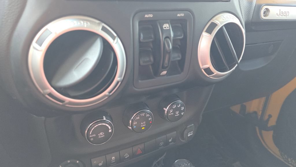 Used 2015 Jeep Wrangler Unlimited Rubicon w/ Connectivity Group AWD/4WD image 19