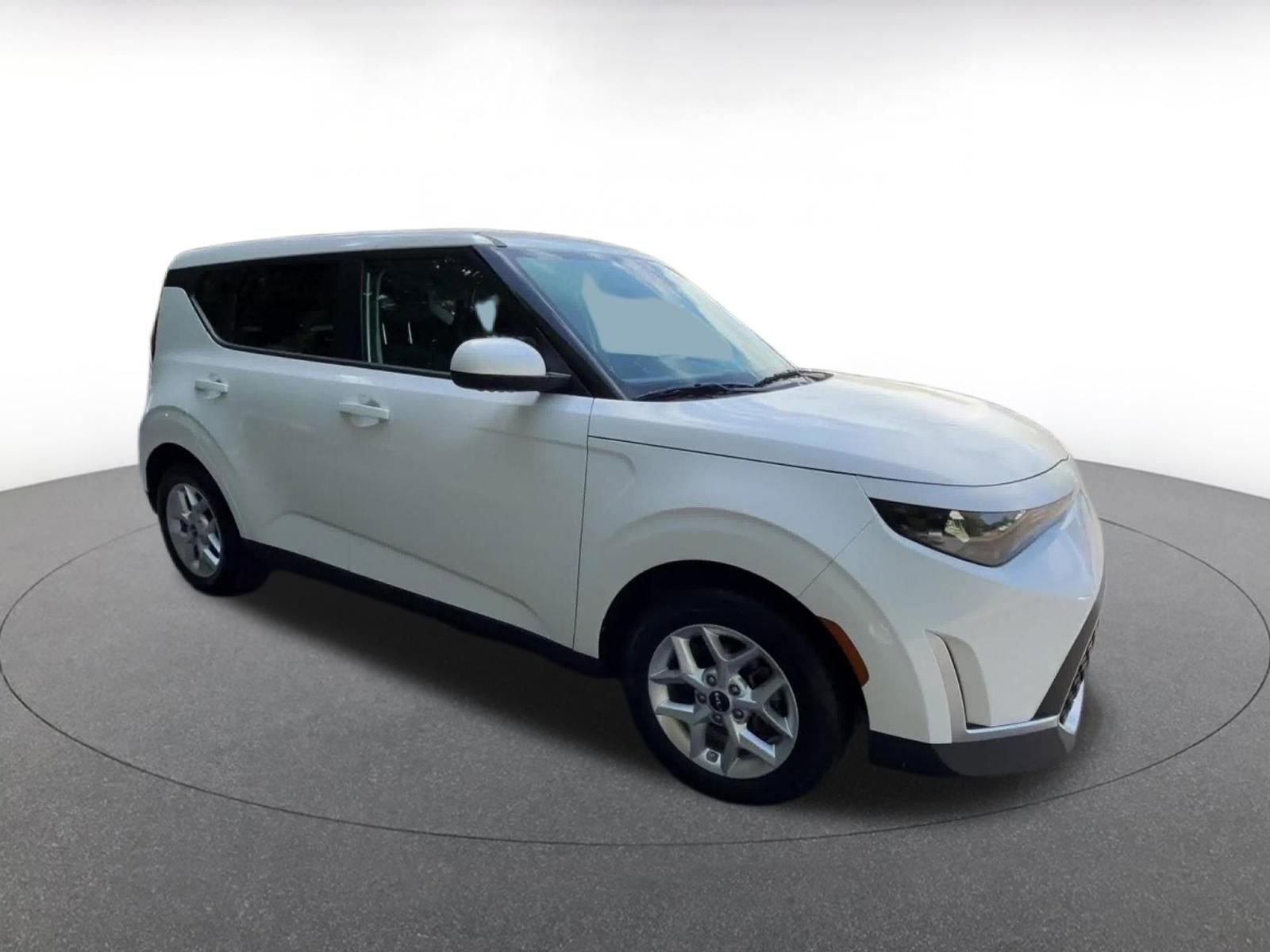 Used 2025 Kia Soul LX w/ LX Technology Package FWD image 2