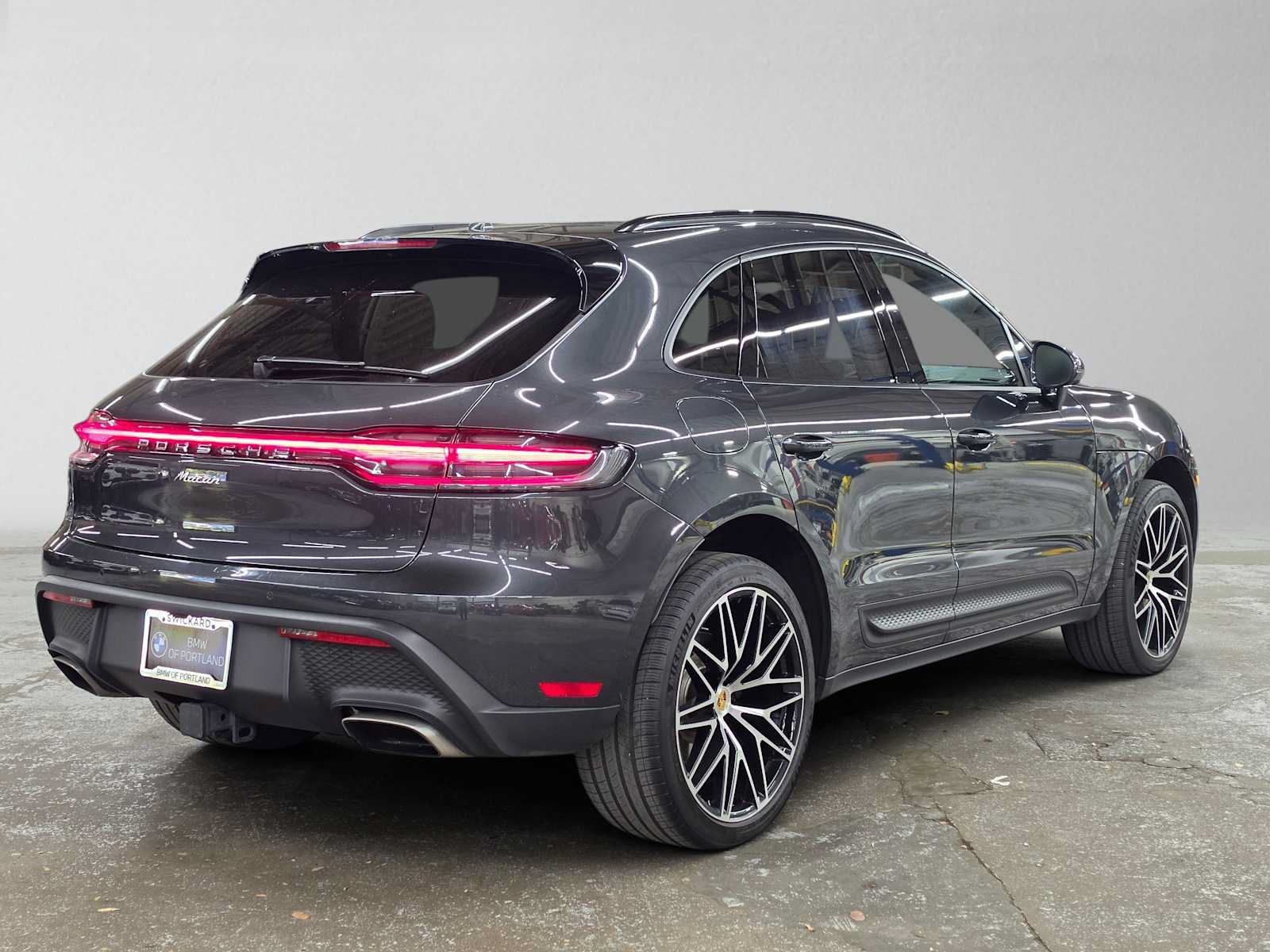 Used 2025 Porsche Macan AWD/4WD image 3