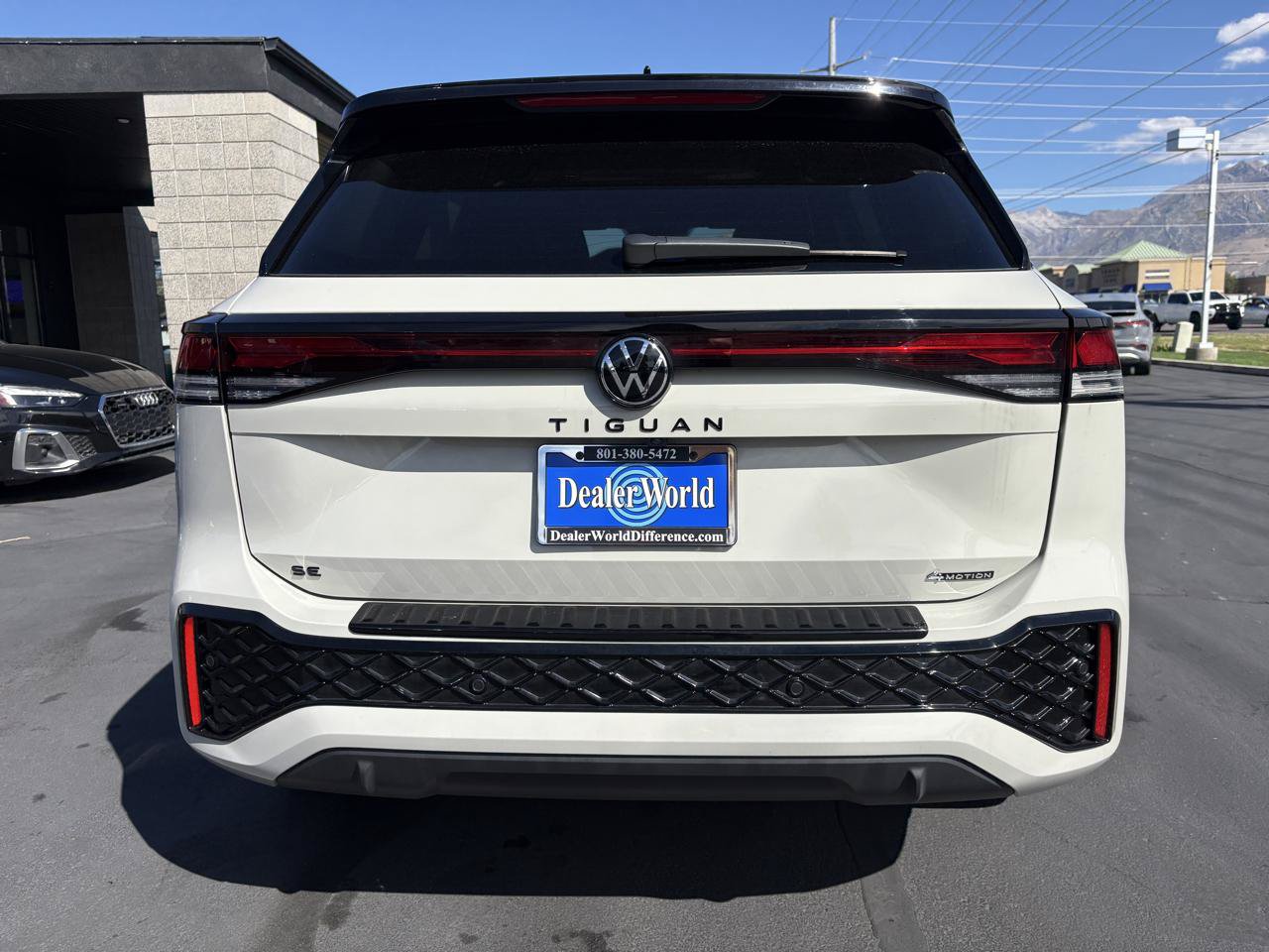 Used 2025 Volkswagen Tiguan SE R-Line AWD/4WD image 6