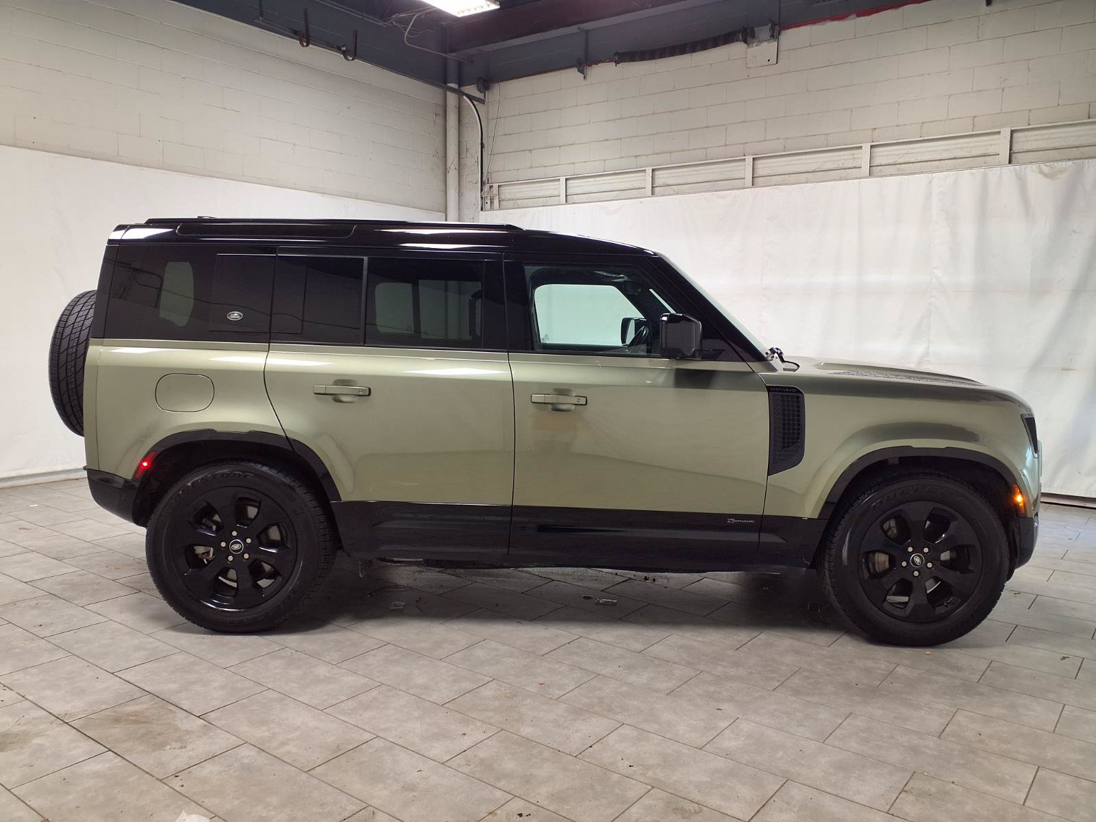 Used 2021 Land Rover Defender 110 X-Dynamic SE AWD/4WD image 10