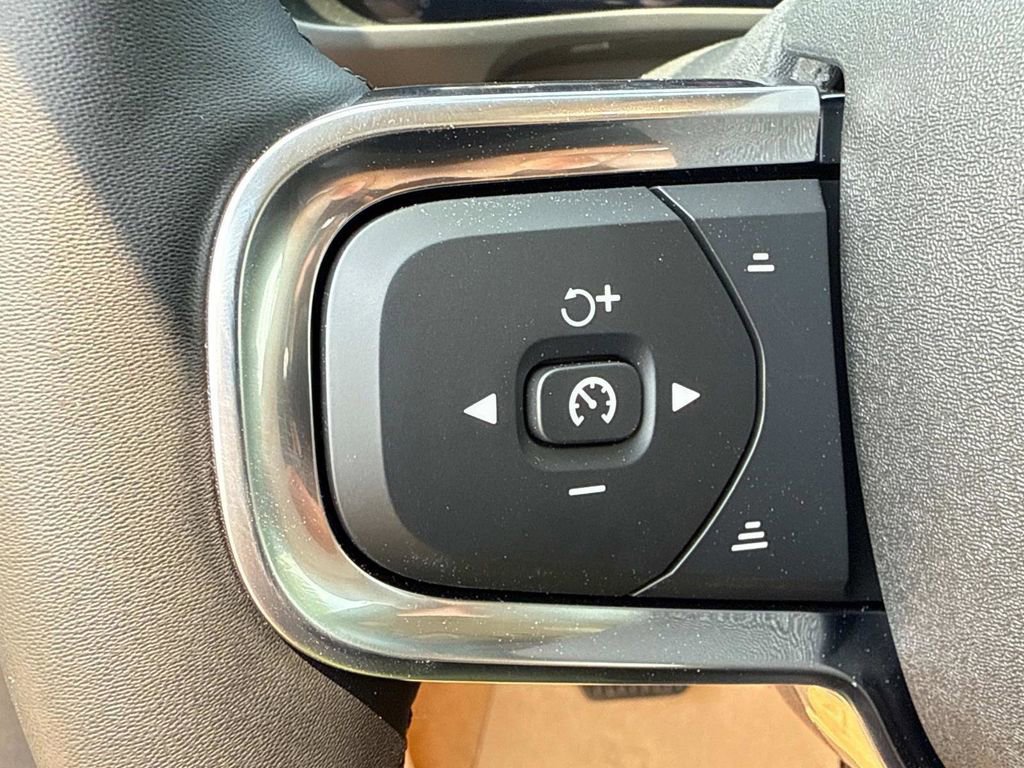 Used 2026 Volvo XC40 B5 Plus w/ Protection Package Premier image 31