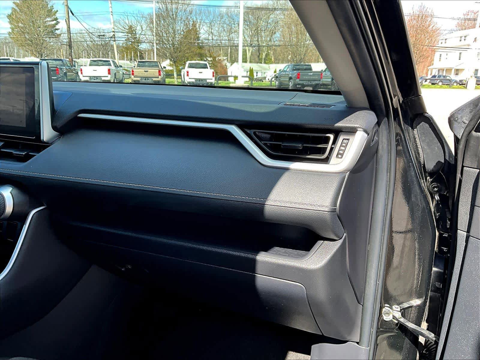 Used 2025 Toyota RAV4 XLE AWD/4WD image 13