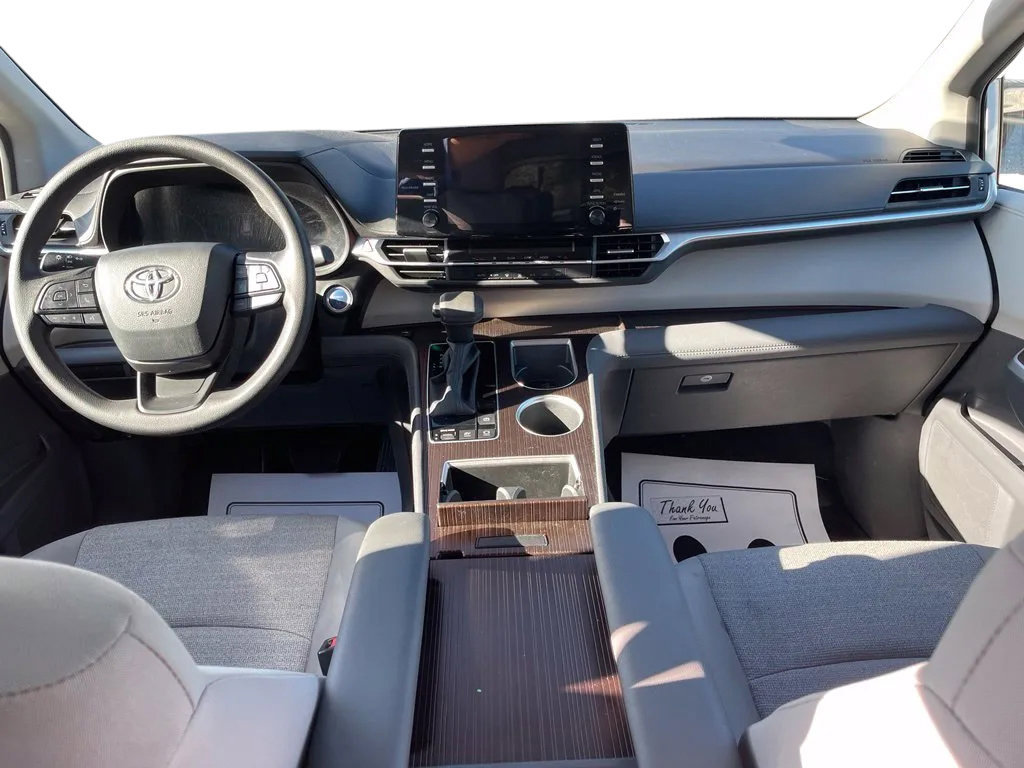 Used 2024 Toyota Sienna LE FWD image 27