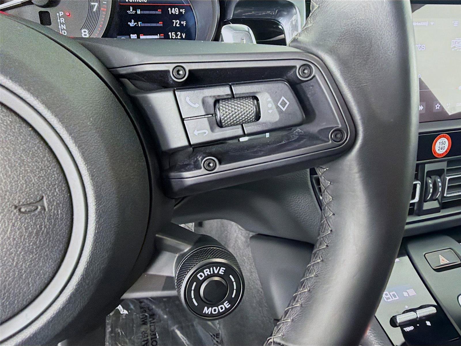 Certified 2023 Porsche Macan AWD/4WD image 13