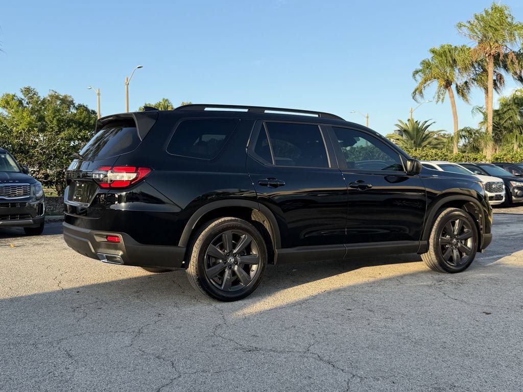 Used 2025 Honda Pilot Sport image 5