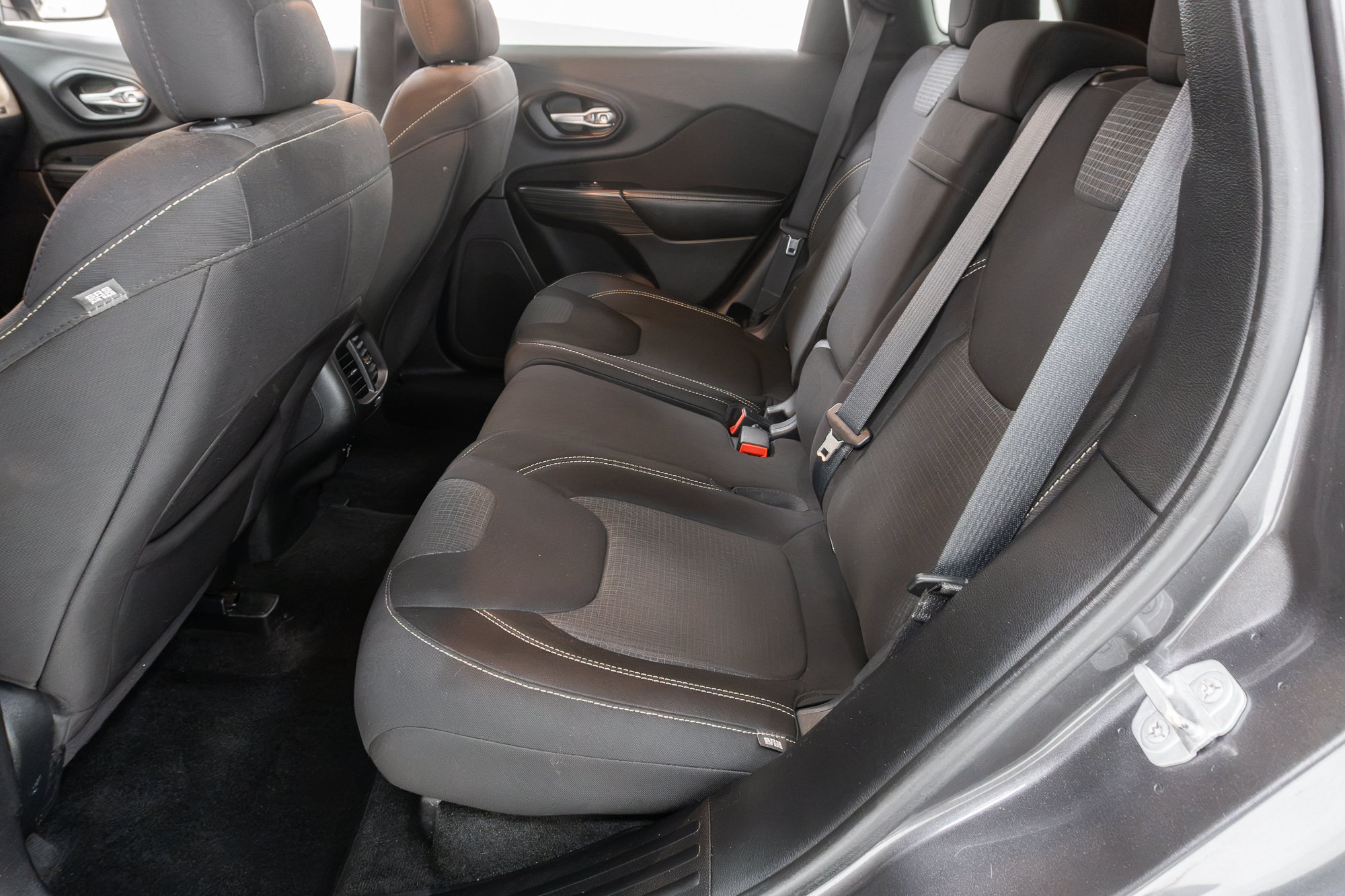 Used 2015 Jeep Cherokee Latitude w/ Cold Weather Group AWD/4WD image 26