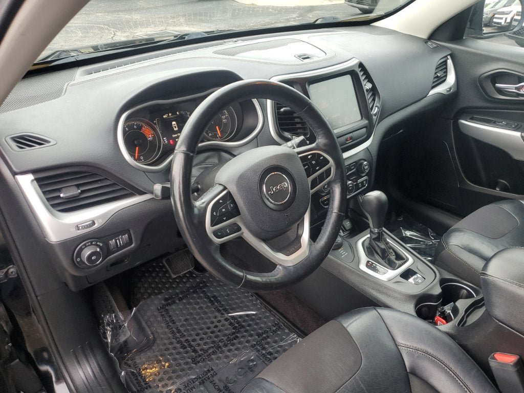 Used 2018 Jeep Cherokee Latitude Plus w/ Cold Weather Group AWD/4WD image 15