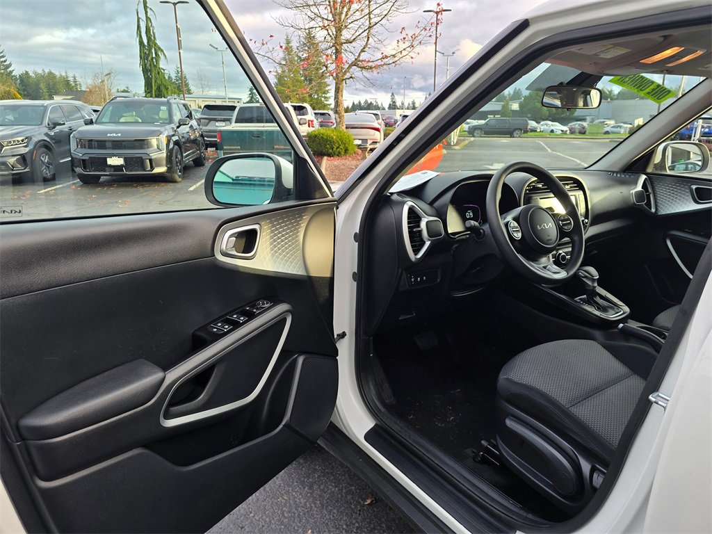 Used 2023 Kia Soul LX image 7