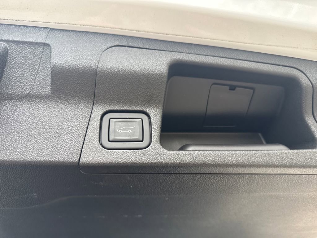 Used 2023 GMC Acadia SLT w/ LPO, Floor Liner Package FWD image 22