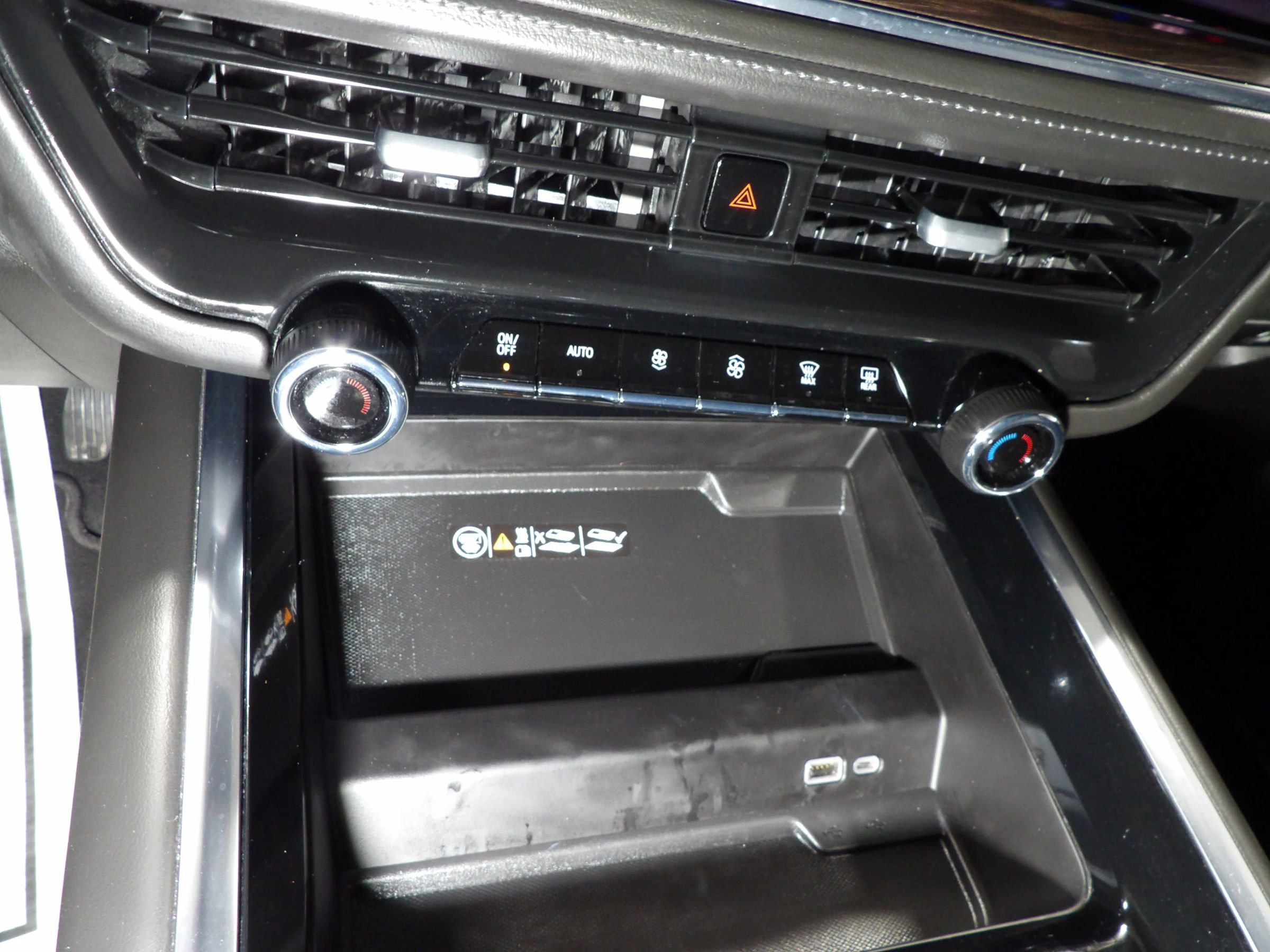 Used 2025 Chevrolet Suburban Z71 image 24