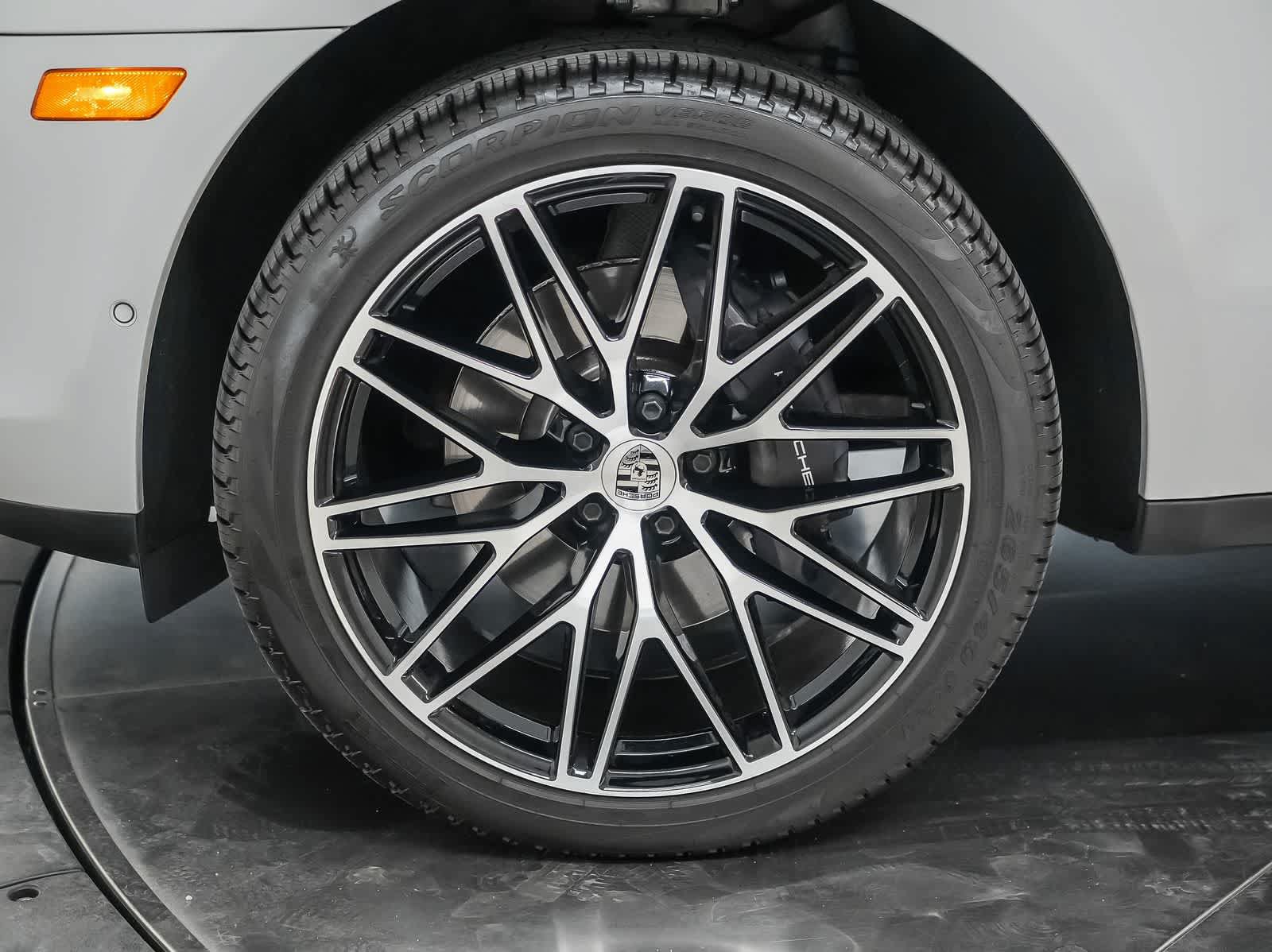 Certified 2023 Porsche Macan AWD/4WD image 12